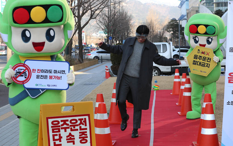 도로교통공단과 오비맥주가 14일 오전 서울 태평로 한국언론회관 앞에서 연 ‘2022 음주운전 제로 캠페인’ 관계자가 음주 뒤 시각을 체험하는 모습을 시연하고 있다. 김정효 기자 hyopd@hani.co.kr