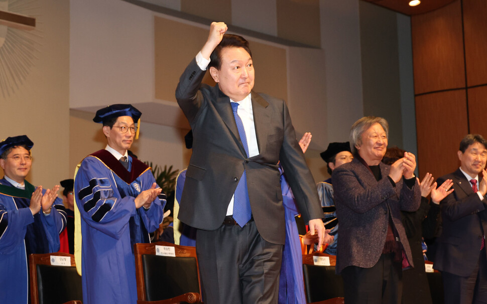 윤석열 대통령이 27일 서울 서대문구 연세대학교 신촌캠퍼스 학위수여식에 참석해 축사한 뒤 졸업생들에게 인사하고 있다. 대통령실사진기자단