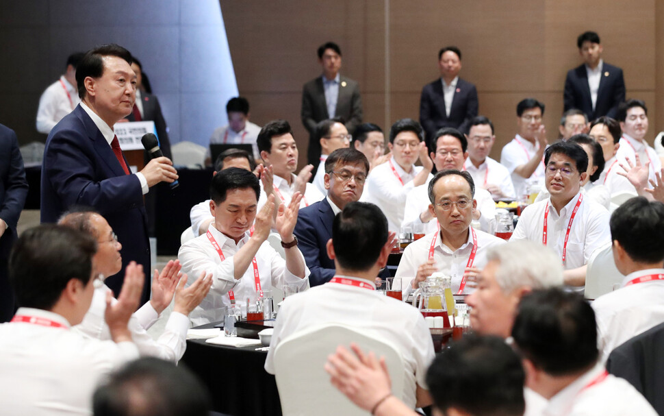 윤석열 대통령이 28일 인천에서 열린 국민의힘 연찬회에서 발언하고 있다. 연합뉴스