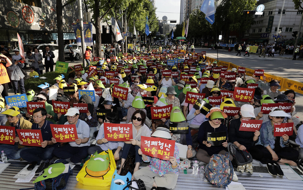 2017년 9월14일 서울 조계사 앞에서 열린 ‘조계종 적폐청산과 종단개혁을 위한 범불교대회’에서 참석자들이 총무원장 직선제와 자승 총무원장의 퇴진 등을 요구하고 있다. 김명진 기자 littleprince@hani.co.kr