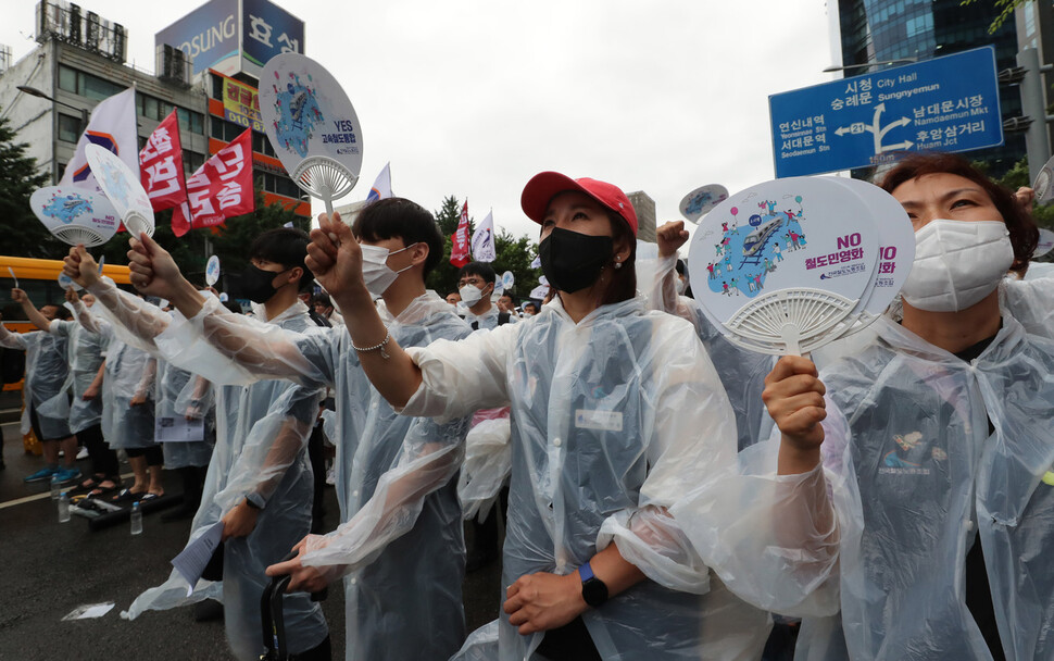 민주노총 공공운수노조 철도노조가 28일 오후 서울역 앞에서 철도노동자 총력결의대회를 열어 구호를 외치고 있다. 신소영 기자