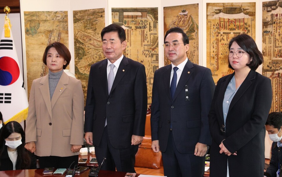 김진표 국회의장이 15일 오후 국회 의장실에서 열린 야3당 원내대표 회동에서 대화하고 있다. 왼쪽부터 정의당 이은주 원내대표, 김진표 국회의장, 더불어민주당 박홍근 원내대표, 기본소득당 용혜인 원내대표. 이날 회동에서 야3당 원내대표들은 이태원 참사에 대한 빠른 국정조사 구성을 촉구했다. 김봉규 선임기자 bong9@hani.co.kr