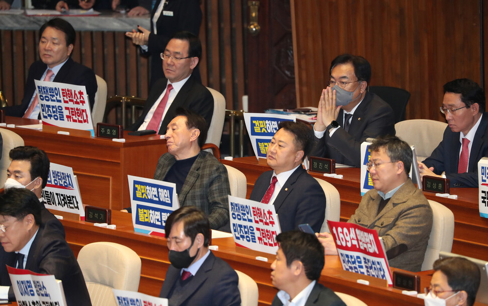 국민의힘 의원들이 8일 본회의에서 이태원 참사의 책임을 물어 이상민 행정안전부 장관 탄핵소추안에 대해 ‘거대야당 협박정치 중단하라’ 등이 적힌 손팻말을 내세운 채 거세게 항의하고 있다. 강창광 선임기자 chang@hani.co.kr