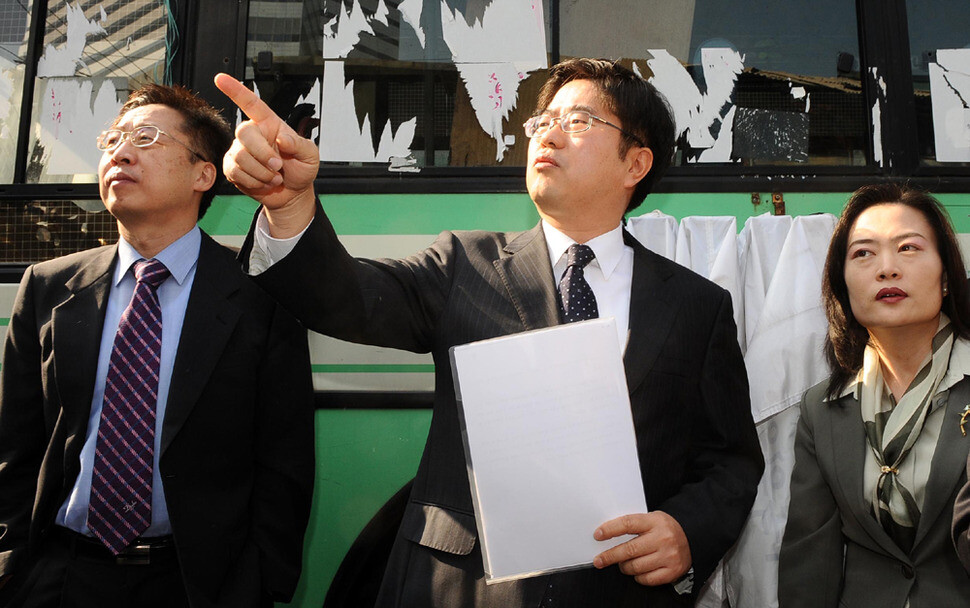 강수산나 검사와 함께 참사 현장을 둘러보고 있다.