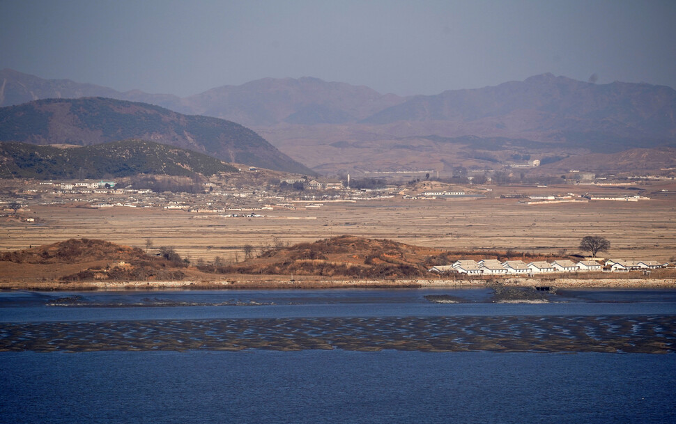 인천시 강화군 철산리 제적봉에 설치된 강화 평화전망대에서 바라본 북녘 풍경.