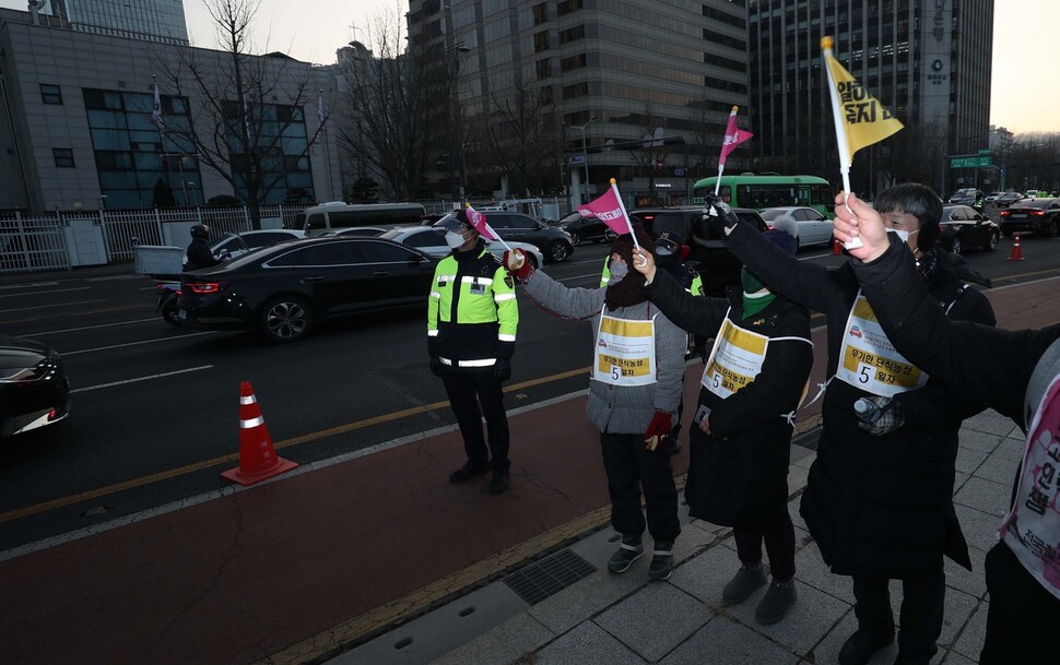 비정규직공동행동 회원 등이 26일 오후 광화문 앞에서 중대재해기업처벌법 제정, 김진숙 지도위원 복직 등을 요구하며 시위를 하고 있다. 박종식 기자