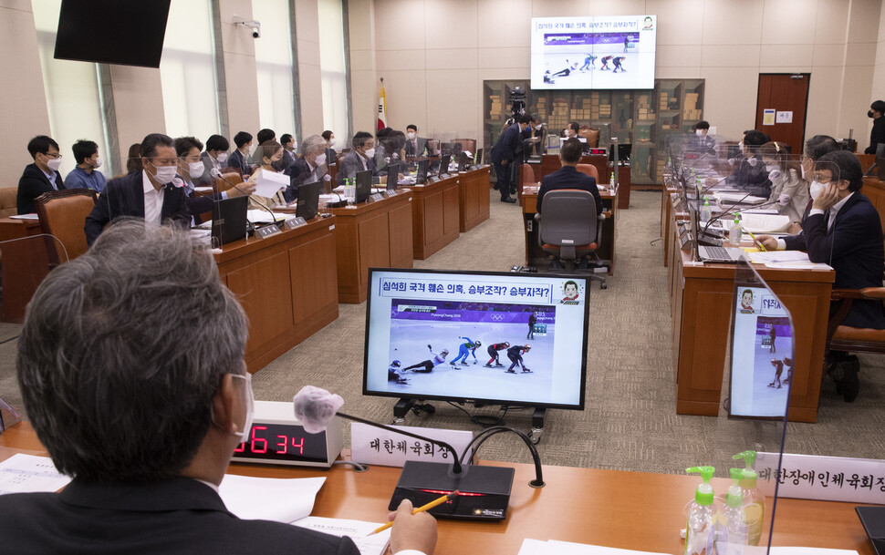 이기흥 대한체육회장이 12일 국회 문화체육관광위원회의 대한체육회, 국민체육진흥공단 등에 대한 국정감사에서 쇼트트랙 국가대표 심석희 선수 관련 질의에 답변하고 있다. 국회사진기자단