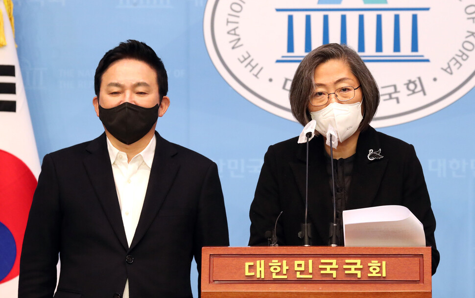 국민의힘 이수정 공동선대위원장이 10일 국회 소통관에서 범죄피해자 지원제도 개선에 관한 공약을 발표하고 있다. 왼쪽 원희룡 정책총괄본부장. 연합뉴스