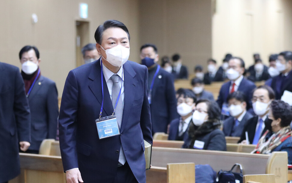 국민의힘 윤석열 대선 후보가 2일 오전 서울 강동구 명성교회 신년주일예배에 참석하고 있다. 연합뉴스 국민의힘 윤석열 대선 후보가 2일 오전 서울 강동구 명성교회 신년주일예배에 참석하고 있다. 연합뉴스