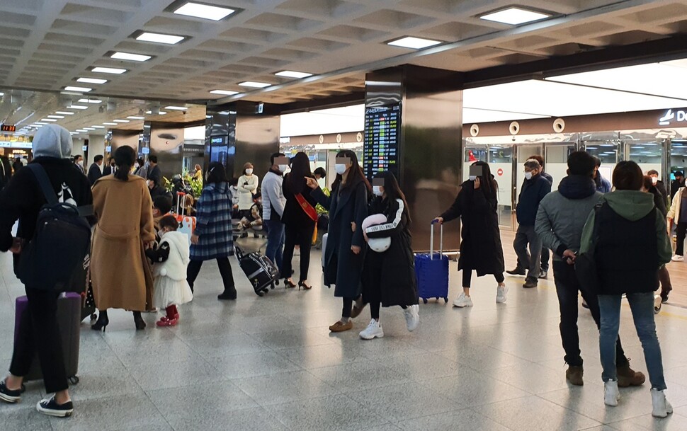 제주공항을 통해 제주에 들어오는 관광객들. 허호준 기자