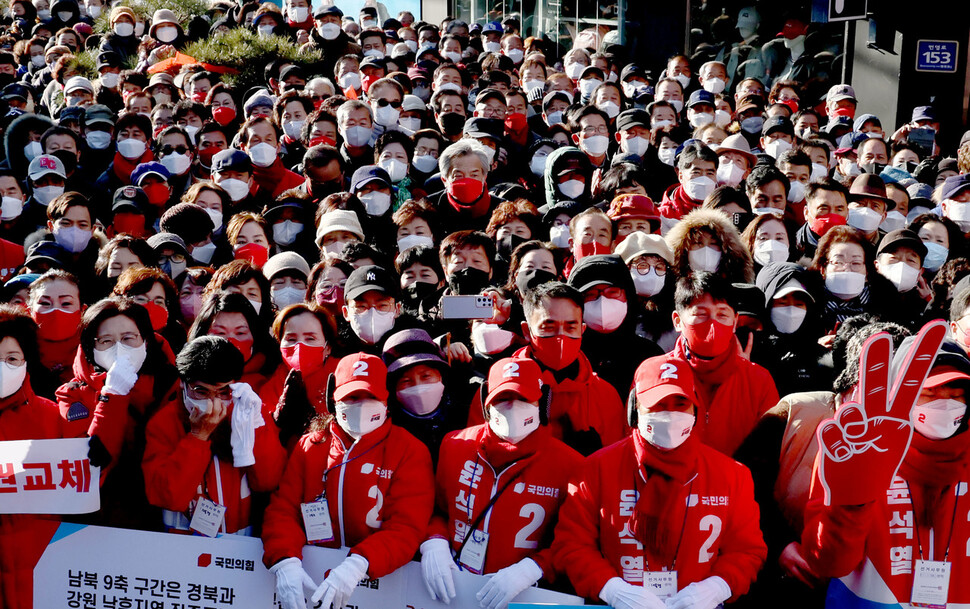 27일 오전 경북 영주시 번영로 국민의힘 윤석열 대선 후보의 유세장에 모인 지지자들이 연예인 유세단의 유세 모습을 지켜보고 있다. 영주/공동취재사진