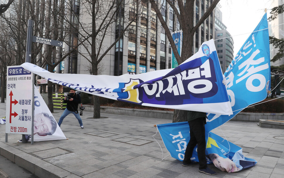 서울 경복궁역 인근에 걸려있던 선거 현수막이 철거되고 있다. 신소영 기자