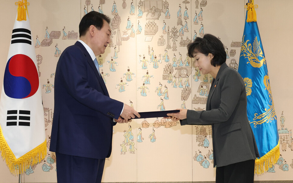 윤석열 대통령이 5일 오전 서울 용산 대통령실 청사에서 박순애 사회부총리 겸 교육부 장관에게 임명장을 수여하고 있다. 대통령실사진기자단