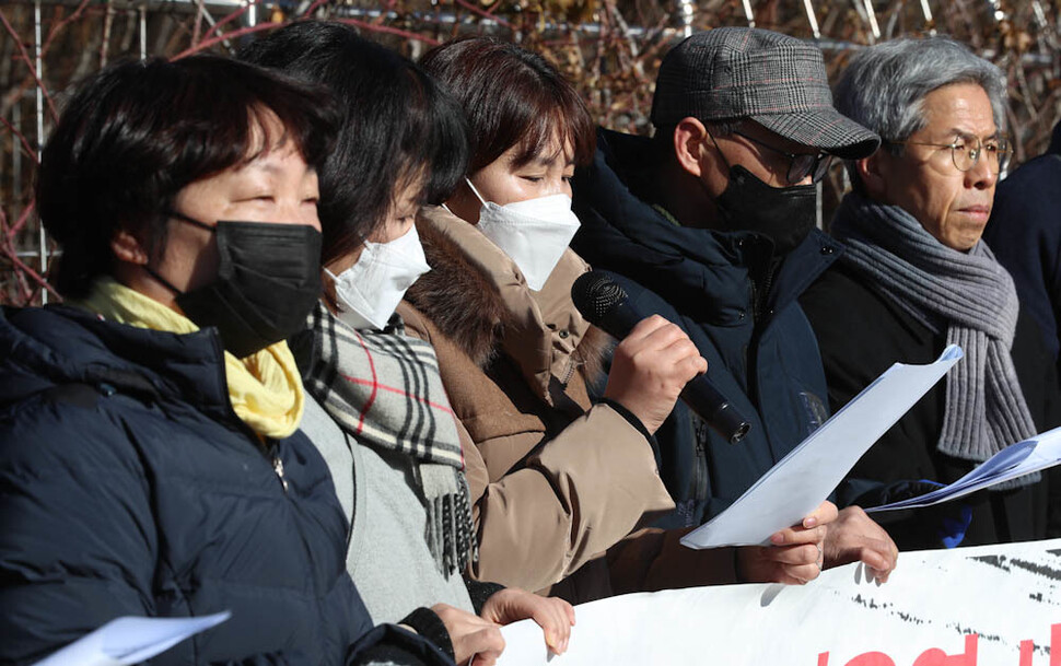 고 정유엽군의 어머니 이지연(왼쪽 셋째)씨가 16일 오전 서울 서초동 서울중앙지법 앞에서 연 손해배상 청구 기자회견에서 기자회견문을 읽고 있다. 김정효 기자