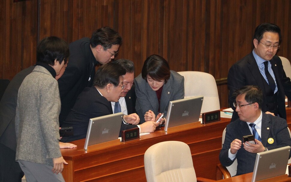 이재명 더불어민주당 대표가 27일 오후 국회에서 열린 본회의에서 본인의 체포동의안의 개표가 중단되자 의원과 대화하고 있다. 김봉규 선임기자