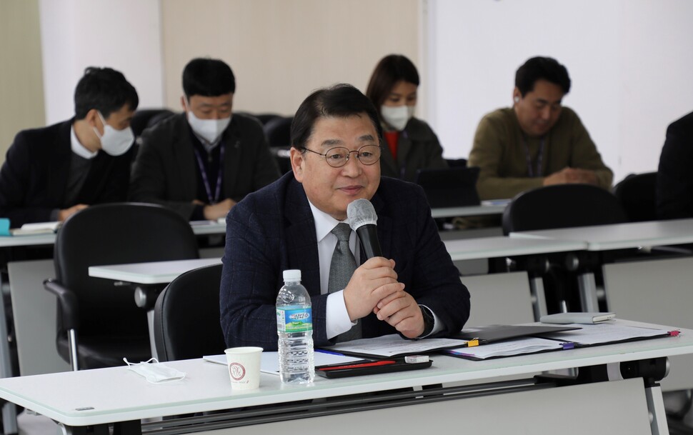 소상공인시장진흥공단 박성효 이사장이 3월 13일(월) 개최한 메타버스 소통간담회 ‘소진공100’에서 직원 질문에 답변하고 있다