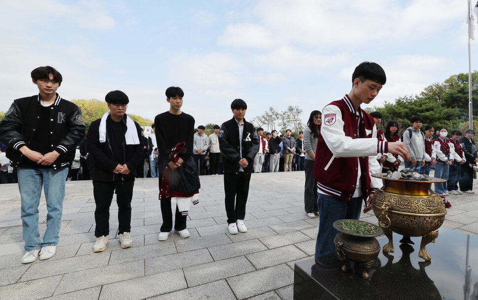 고려대학교 학생들이 참배하고 있다. 신소영 기자