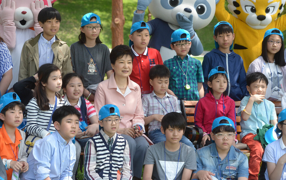 박근혜 대통령이 2016년 어린이날에 어린이들과 기념사진을 찍고 있다. 청와대사진기자단