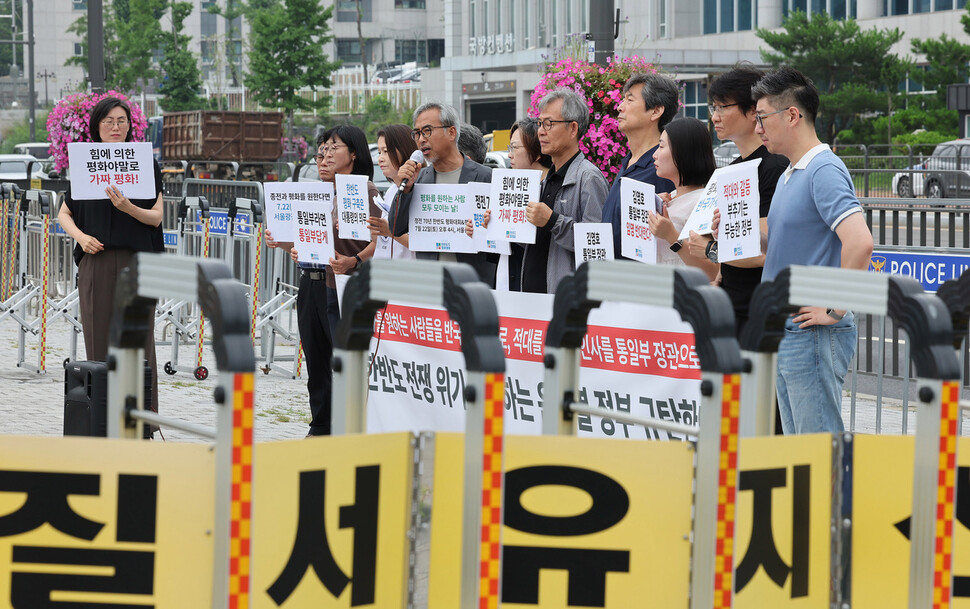 이태호 참여연대 평화군축센터 소장이 정부의 한반도 전쟁 위기 격화하는 김영호 통일부 장관 후보 인선을 규탄하고 있다. 신소영 기자