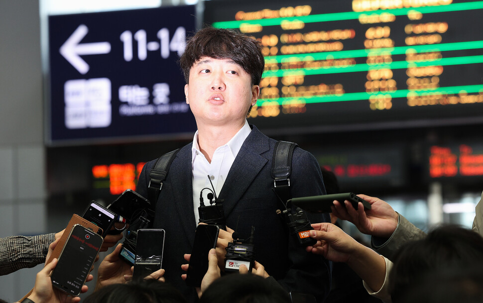 이준석 전 국민의힘 대표가 지난 9일 동대구역에서 취재진의 질문에 답하고 있다. 연합뉴스