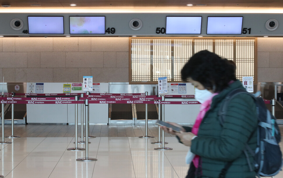 24일 오전 서울 강서구 김포공항 국내선 이스타항공 발권창구에 안내판이 빈 화면으로 바뀌어있다. 백소아 기자