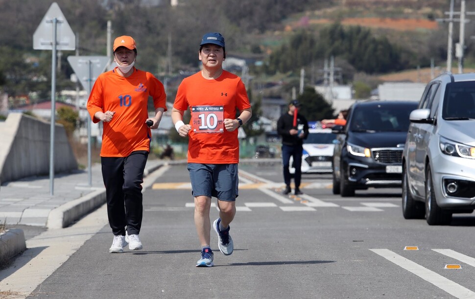 4·15 총선을 앞두고 국토 종주를 시작한 안철수 국민의당 대표가 2일 오전 전남 여수시 율촌면 율촌산단 도로를 달리고 있다. 안 대표는 수도권을 향해 오전과 오후에 2∼3시간씩 달리며 하루에 30㎞씩 이동할 계획이다. 여수/연합뉴스