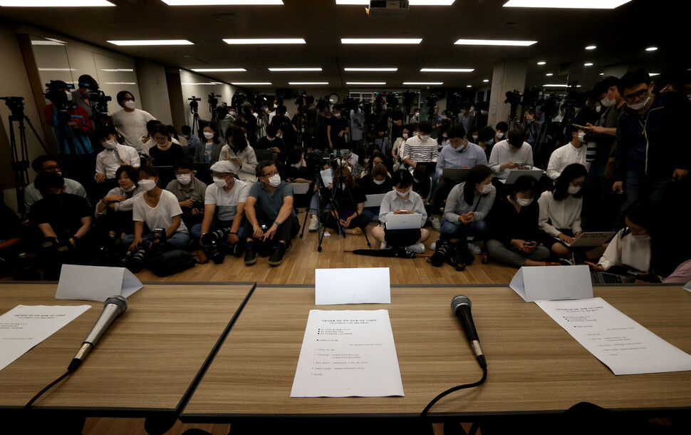 ‘서울시장에 의한 위력 성추행 사건 기자회견’이 예정된 13일 오후 서울 은평구 한국여성의전화 교육관에 자리가 마련되어 있다. 여성단체들은 “피해자에게 ‘2차 가해’가 이뤄지고 있는 상황에서 마냥 두고 볼 수 없는 상황이었다”고 설명했다. 이정아 기자 leej@hani.co.kr