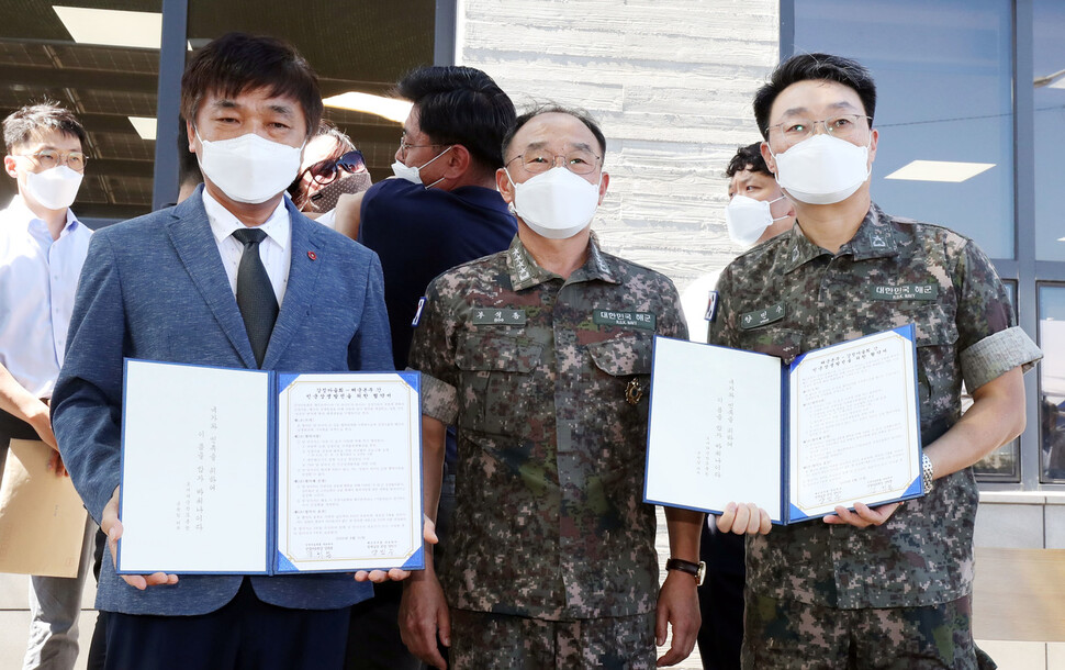 On the 31st, the Naval Headquarters and the Gangjeong Village Association signed an agreement for the mutual growth of civilians and military in Gangjeong Village, Seogwipo City, Jeju.  Provided by joint journalists