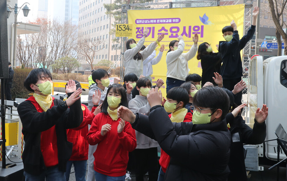 1534차 수요시위가 열린 9일 낮 옛 일본대사관 앞에서 참가자들이 노래 ‘바위처럼’에 맞춰 율동을 하고 있다. 윤운식 선임기자