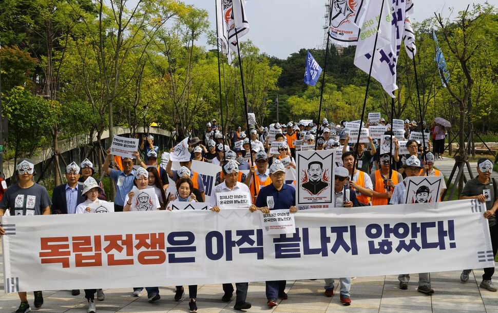 우당 이회영 기념사업회와 신흥무관학교 기념사업회, 여천 홍범도 장군 기념사업회, 대한고려인협회가 공동주최한 독립전쟁 영웅 흉상 철거 백지화를 위한 걷기대회에 참가한 시민들이 17일 오후 서울 남산 이회영 기념관에서 홍범도 장군 흉상 철거 반대 등의 구호를 외치며 걷고 있다. 윤운식 선임기자