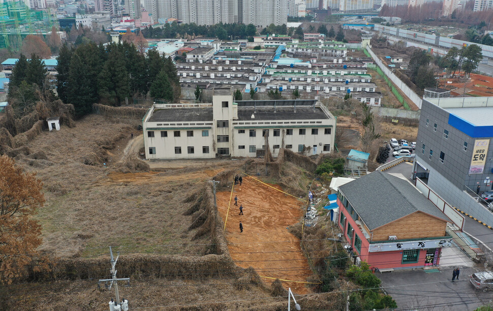 지난 20일 광주시 북구 문흥동 옛 광주교도소 터에서 기록이 없는 유골 40여구가 발견돼 관계자들이 출입통제선을 치고 있다. 연합뉴스