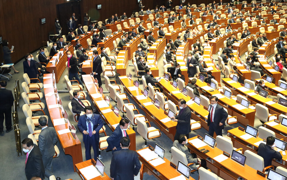 5일 오후 국회 본회의에서 인터넷전문은행 설립 및 운영에 관한 특례법 일부개정법률안이 찬성 75, 반대 82, 기권 27로 부결되자 본회의장을 떠나고 있다. 연합뉴스