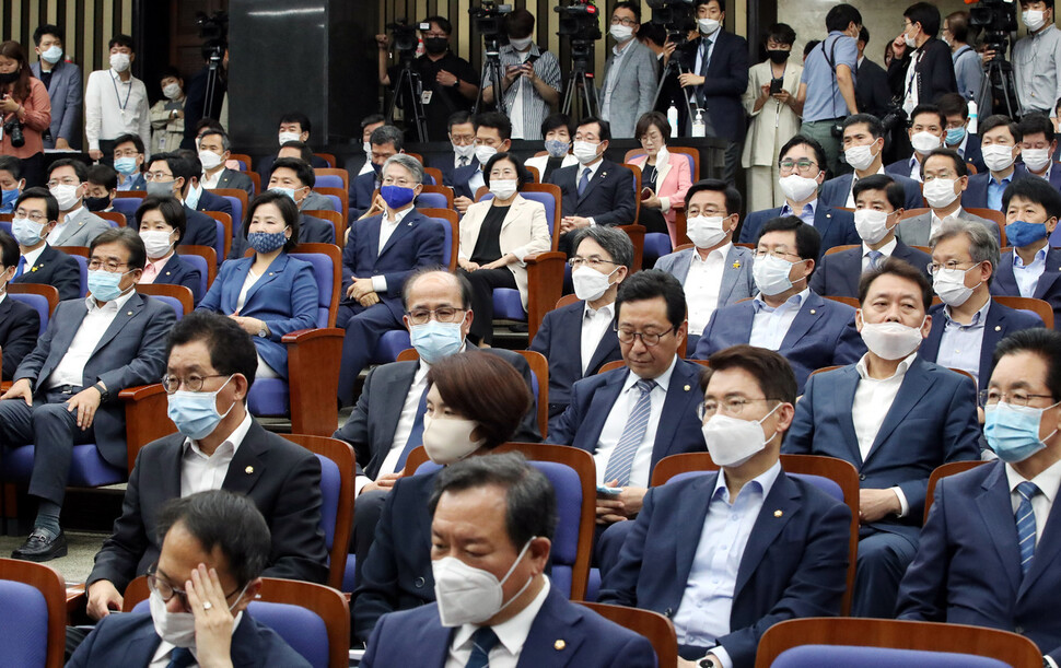 1일 오전 국회에서 열린 더불어민주당 정책 의원총회에서 참석자들이 김태년 원내대표의 발언을 듣고 있다. 김경호 선임기자 jijae@hani.co.kr