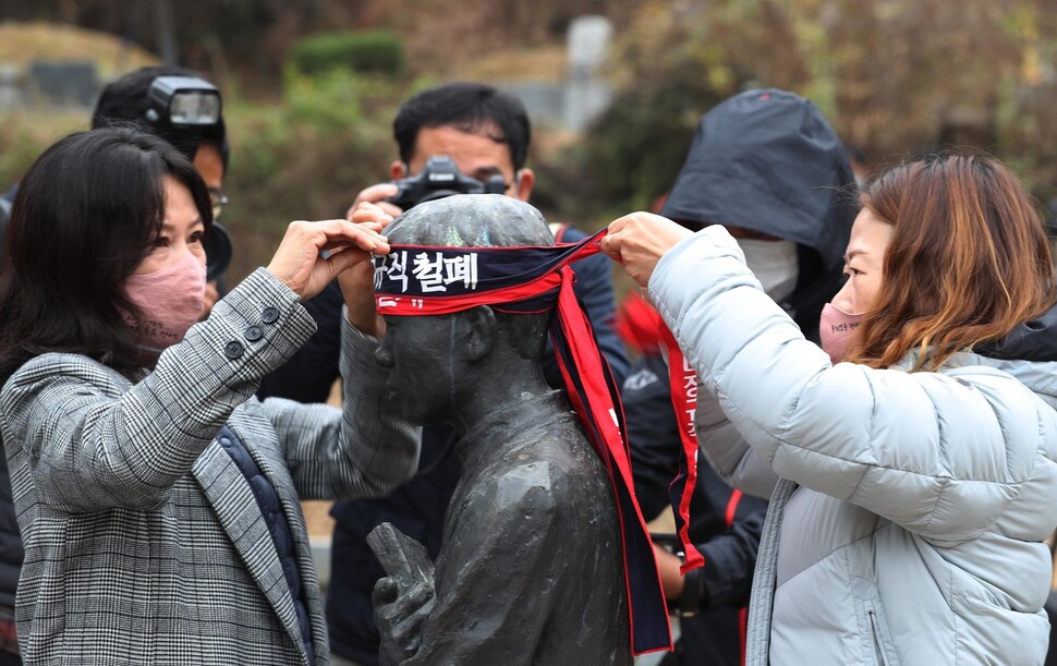 전태일 열사 50주기 추도식에서 참석자들이 열사의 동상에 머리띠를 묶고 있다. 남양주/김봉규 선임기자