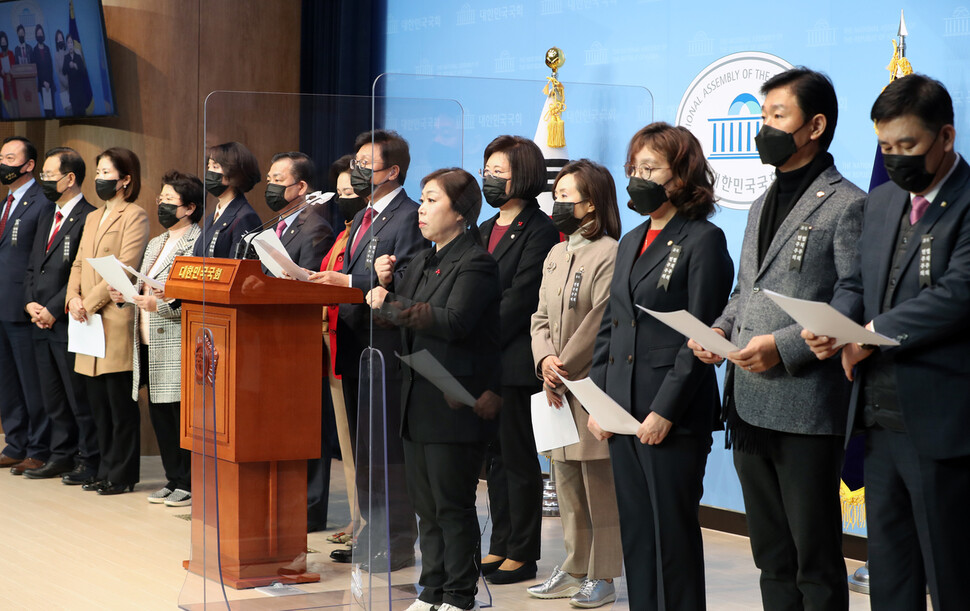 국민의힘 전주혜, 이주환 의원 등 초선 의원들이 11일 오전 국회 소통관에서 기자회견을 열고 무제한 토론에 초선의원 전원이 참가하기로 결의했다고 밝히고 있다. 연합뉴스