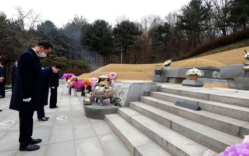 박근혜 전 대통령이 24일 오전 서울 동작구 국립서울현충원을 찾아 고 박정희 전 대통령 내외 묘역에 참배하고 있다. 공동취재사진