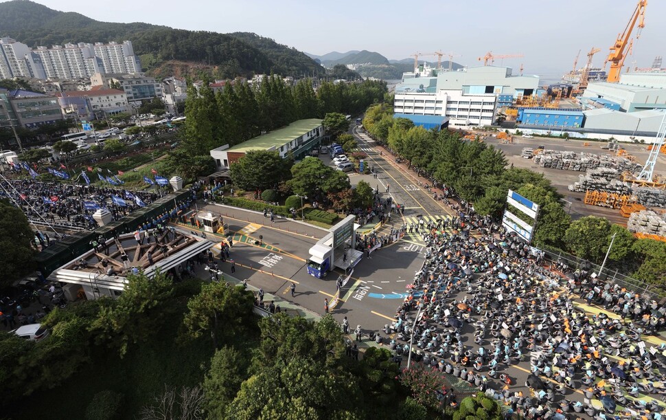 20일 오후 경남 거제시 대우조선해양 옥포조선소에서 하청 노조 파업에 찬성하는 금속노조(왼쪽)와 파업 중단을 촉구하는 원청 노조가 각각 집회를 하고 있다. 공동취재사진