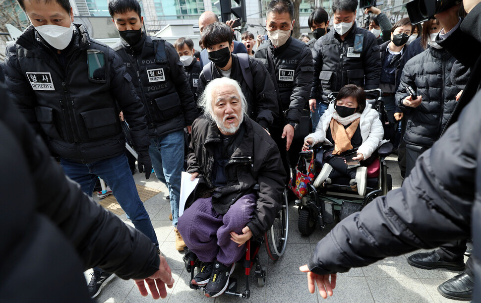 박경석 전국장애인차별철폐연대(전장연) 상임공동대표가 17일 오전 서울 종로구 서울경찰청 앞에서 기자회견을 마친 뒤 서울 남대문경찰서로 향하는 호송차량으로 이동하고 있다. 김경호 선임기자 jijae@hani.co.kr