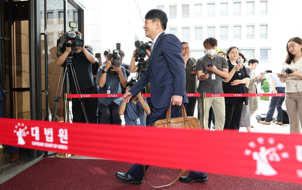 신임 대법원장 후보자에 지명된 이균용 서울고등법원 부장판사가 23일 오전 김명수 대법원장과 면담을 하기 위해 서울 서초구 대법원으로 들어가고 있다. 백소아 기자