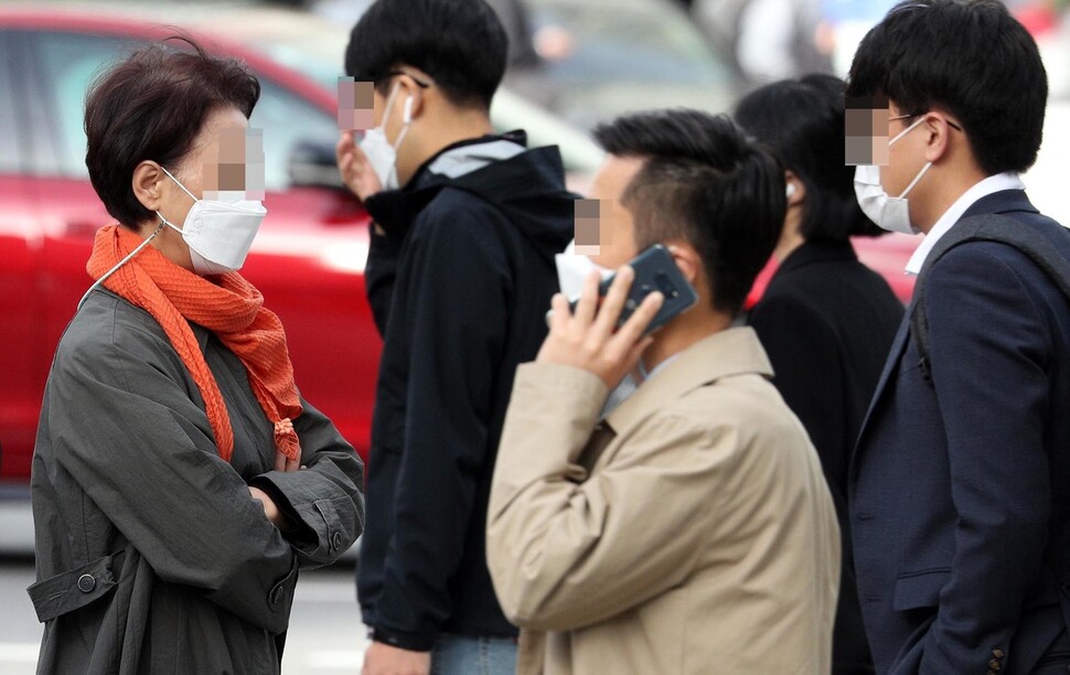 서울 시청 부근에서 시민들이 외투를 입고 걸어가고 있다. 김봉규 선임기자