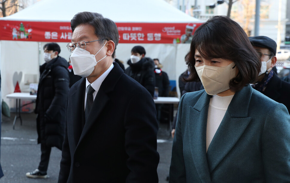 더불어민주당 이재명 대선후보와 부인 김혜경 씨가 19일 서울 여의도순복음교회에 도착, 예배를 드리기 위해 이동하고 있다. 연합뉴스