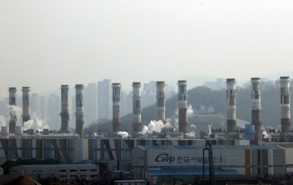 인천광역시 서구 한국서부발전 신인천복합화력발전소. 지난해 국내에서 쓴 전기의 약 3분의2는 석탄과 가스 같은 화석연료를 태워 온실가스를 배출하며 만들어졌다. 연합뉴스