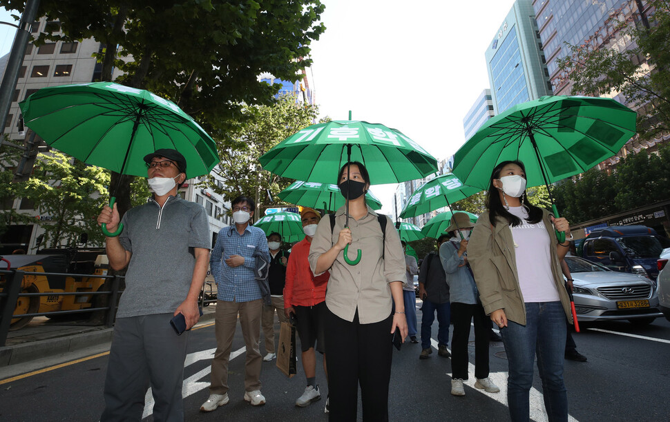 청년기후긴급행동, 민주노총, 미얀마시민모임 등 시민사회단체로 이루어진 9월 기후정의 행동 회원들이 21일 서울 강남구 역삼동 에스피씨(SPC) 스퀘어 건물 앞에서 ‘기후악당 규탄대회’를 연 뒤, 삼성 본사를 지나 포스코센터 방향으로 행진하고 있다. 신소영 기자 viator@hani.co.kr