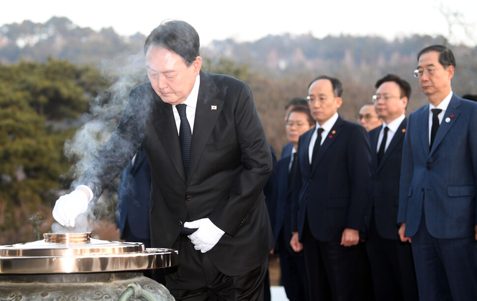 1일 서울 국립현충원을 방문한 윤석열 대통령을 비롯한 국무위원들이 헌화 분향을 하고 있다. 대통령실사진기자단