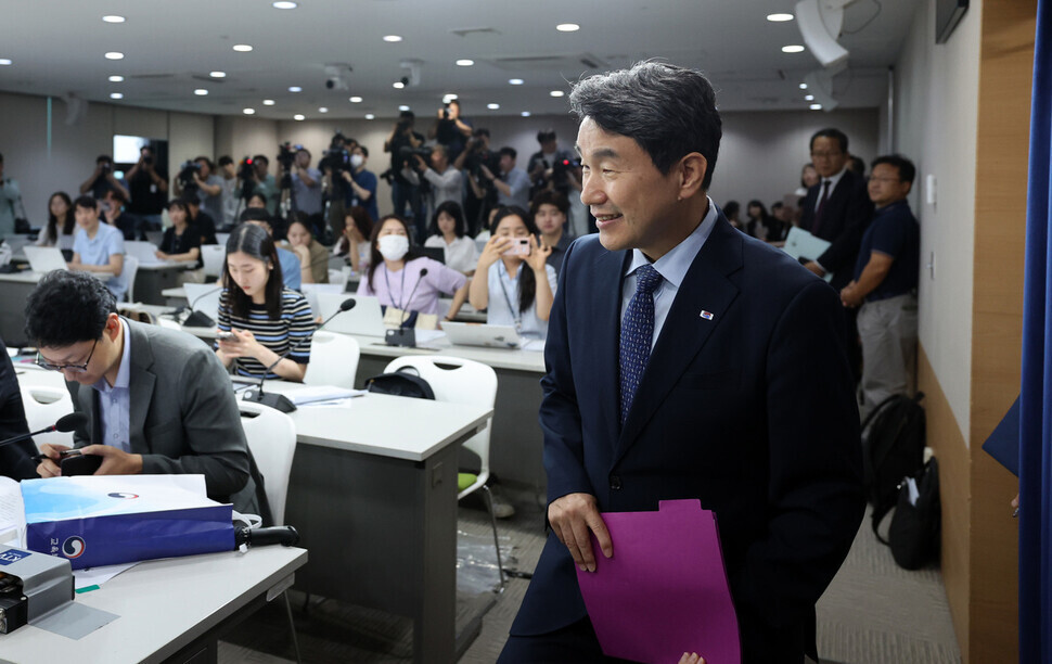 이주호 교육부장관이 26일 정부서울청사에서 사교육 대책을 발표하기 위해 브리핑실에 들어서고 있다. 김혜윤 기자 unique@hani.co.kr