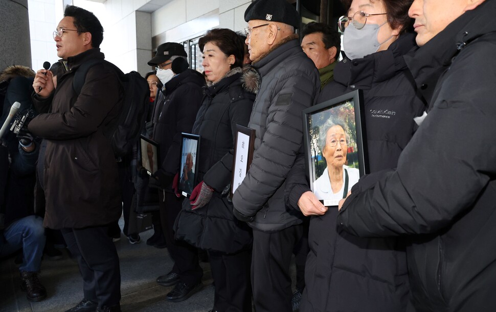 일제 강제동원 피해자 유족들과 법률 대리인단이 21일 오전 미쓰비시중공업과 일본제철을 상대로 낸 손해배상 청구 소송에서 승소한 후 서울 서초구 대법원 법정 앞에서 기자회견을 하고 있다. 연합뉴스