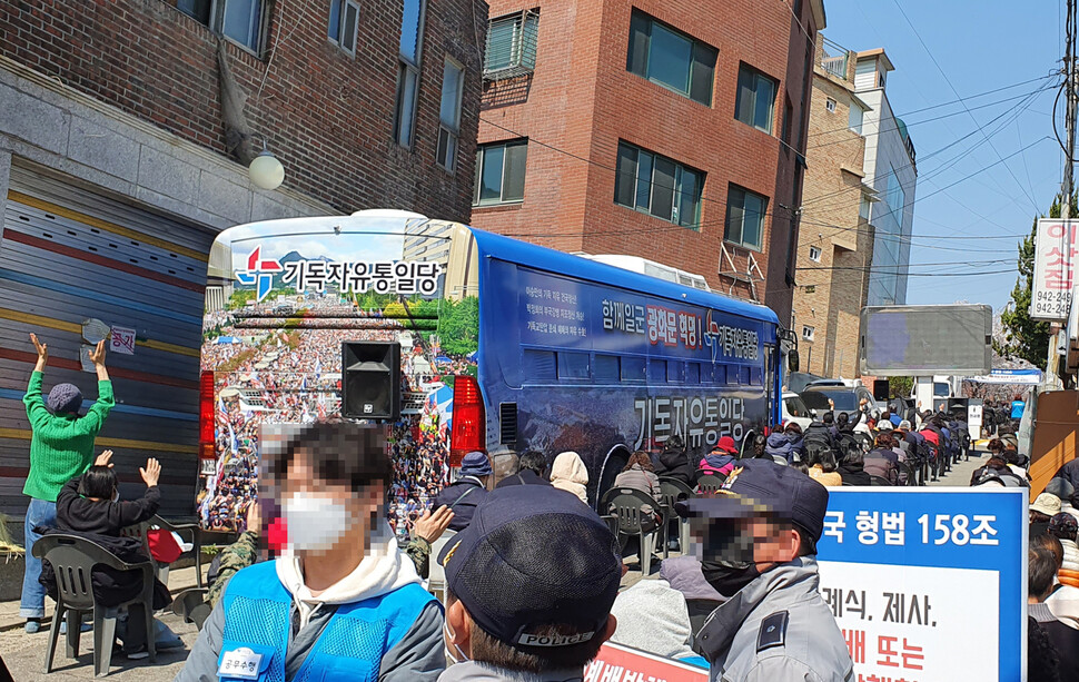 5일 오전 현장 예배를 강행한 서울 성북구 사랑제일교회 예배당에 들어가지 못한 신도들이 근처 골목에서 예배를 드리고 있다. 연합뉴스