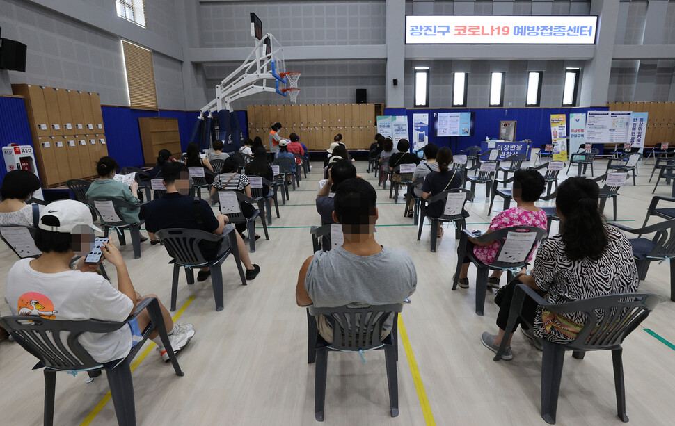 3일 서울 광진구 자양체육관에 마련된 광진구예방접종센터에서 시민들이 백신 접종을 마친 뒤 이상반응 모니터링을 위해 대기하고 있다. 연합뉴스