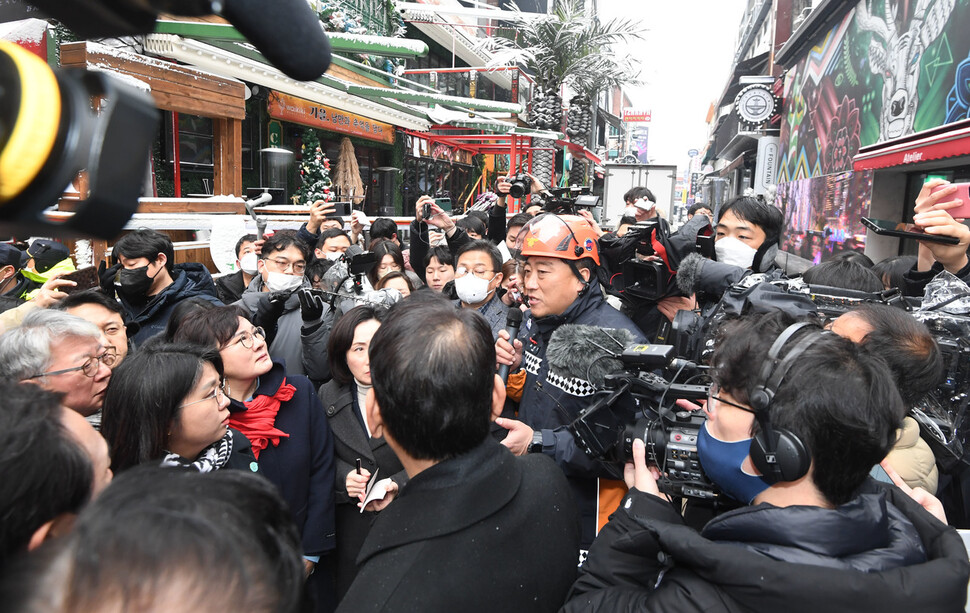 우상호 이태원 참사 국정조사 특별위원회 위원장을 비롯한 특조위원들이 21일 오전 서울 용산구 이태원 참사 현장 조사에서 최성범 용산소방서장의 브리핑을 듣고 있다. 국회사진기자단