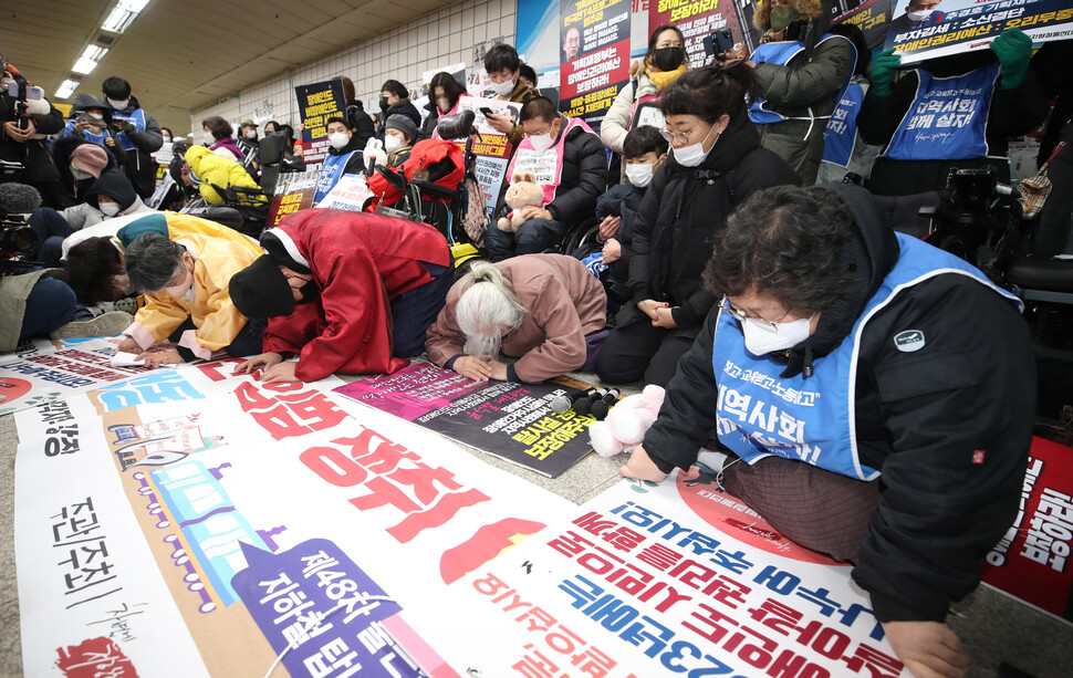 2일 오전 박경석 전국장애인차별철폐연대 공동상임대표와 회원들이 “2023년에는 장애인도 시민으로 살아갈 권리를 함께 나누어주십시오”라고 말하며 세배를 하고 있다. 신소영 기자 viator@hani.co.kr